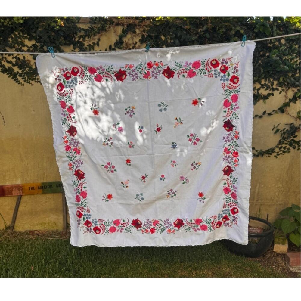 Vtg Hungarian Kalocsa Style Embroidered Tablecloth 45" Square Floral 1970s - Picture 2 of 9
